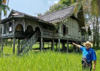 TENGKU Mustaffa Tengku Mohd. Yunus menunjukkan keadaan rumah Datuk Maharajalela yang terbiar di
Pasir Salak, Perak. – UTUSAN/AIN SAFRE BIDIN