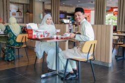  Pengantin  makan beradab  di KFC Utusan Digital