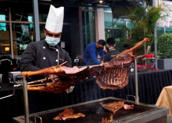 KAMBING golek ‘daging harimau menangis’ yang disajikan di Symphony Suites Hotel Ipoh, Perak sebagai juadah berbuka puasa pada Ramadan kali ini. - UTUSAN/ZULFACHRI ZULKIFLI