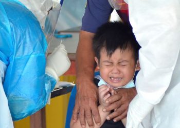 Dunia hari ini dimomokkan dengan maklumat kemudaratan vaksin dan kewujudan teori-teori yang belum disahkan kebenarannya. – GAMBAR HIASAN/ZULFACHRI ZULKIFLI