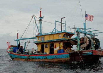 BOT nelayan tempatan yang disita atas pelbagai kesalahan dekat Pulau Lalang di perairan Bagan Datuk semalam.