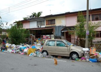 Keadaan rumah warga emas di Taman Bersatu dekat Simpang Pulai yang dipenuhi sampah sehingga menganggu jiran.