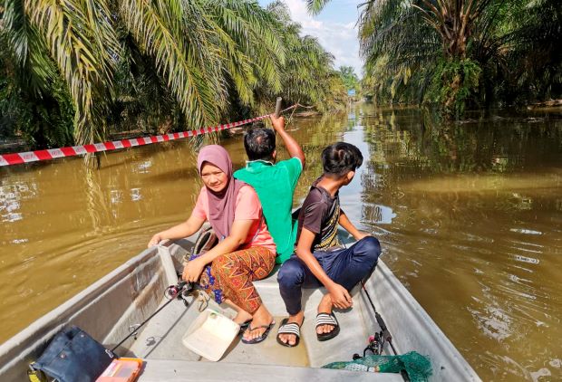 Bersampan Keluar Masuk Kampung Akibat Banjir Utusan Digital