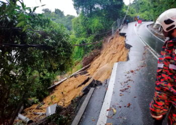 KEADAAN jalan yang runtuh akibat hujan lebat berterusan Pulau Pangkor hari ini.