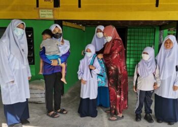 NURALLESYAH Balqis Mohd. Azman (dua dari kiri) bersama adik-adiknya dan emak saudaranya ketika ditemui di Kampung Bahagia, Teluk Intan, Perak, semalam. – FOTO/AIN SAFRE BIDIN