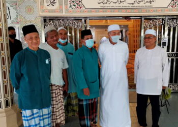 AHMAD Zahid Hamidi (dua dari kanan) bersama jemaah selepas menunaikan solat Jumaat di Masjib Al-Falah, Sungai Nipah, Rungkup di Bagan Datuk hari ini. - UTUSAN/AIN SAFRE BIDIN