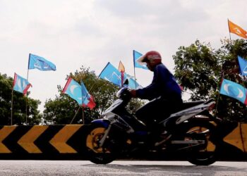 Bendera parti mula berkibaran di Bandar Melaka menjelang penamaan calon  pada 8 November ini. - UTUSAN/MUHAMMAD RASUL