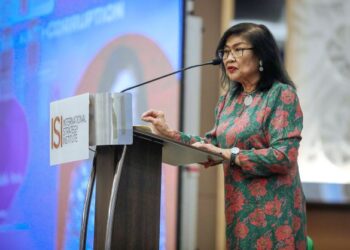 RAFIDAH Aziz sewaktu menyampaikan dialog kepemimpinan sempena Forum Anti Rasuah Kali Kedua yang dianjurkan oleh International Strategy Institute di PUTRAJAYA, semalam.  -UTUSAN/FAISOL MUSTAFA