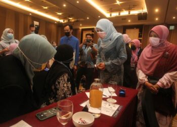 RINA Mohd. Harun (dua kanan) beramah mesra bersama para peserta pada Konvensyen NGO KPWKM 2021 di Hotel Everly di Putrajaya, hari ini. - UTUSAN/FAISOL MUSTAFA