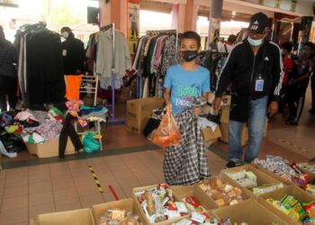 MOHAMAD Ammar Hazim Muhamad Sabri yang baru lepas berkhatan turut terkesan banjir di PPS Kota Warisan di Sekolah Kebangsaan Kota Warisan, Sepang, Selangor. - UTUSAN/FAISOL MUSTAFA