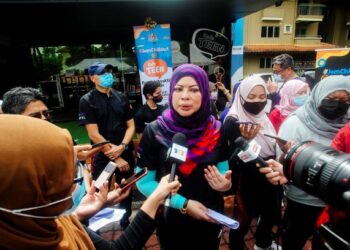 RINA Harun bercakap pada sidang akhbar selepas Majlis Pelancaran #JOMCHILLOUT@kafeTEEN di Dataran Fasa 4B Presint 8 di sini, hari ini. -UTUSAN/FAISOL MUSTAFA