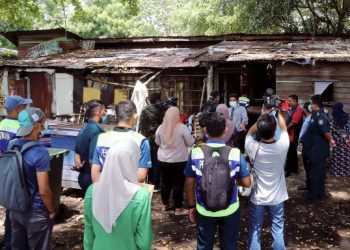 ZAINAL Abu (tengah) bersama pegawai serta anggotanya melawat kawasan perumahan usang yang akan dirobohkan pada hari esok di Kampung Jawa. -UTUSAN/RASUL AZLI SAMAD