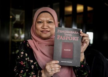 Azlinariah Abdullah menceritakan tentang kepentingan isu Rohingya menerusi buku Pengembara Tanpa Pasport. – UTUSAN/MOHD. FARIZWAN HASBULLAH