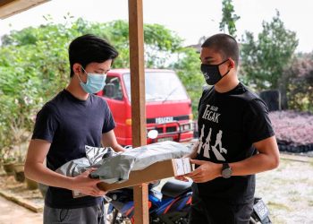 SYED Saddiq Syed Abdul Rahman menyampaikan komputer riba kepada pelajar di kawasan Parlimen Muar melalui program 1 Keluarga 1 Laptop di sekitar Muar.