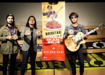 ZAINURI SHAHARIN (kiri), Khairul Ridzuan (tengah) dan Fayyadh Helmi menunjukkan produk Sambal Bilis Rockstar yang dihasilkan mereka. -UTUSAN/MOHD. FARIZWAN HASBULLAH