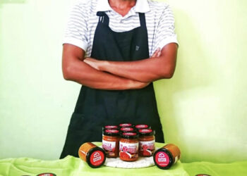 AHMAD Soffi Abdul Manah bersama Sambal Tomat yang dijual dengan bermodalkan sebahagian daripada wang i-Sinar di Kampung Balik Bukit, Chuping, Padang Besar, Perlis.