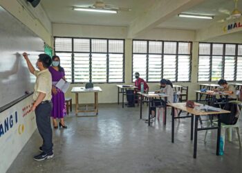 Kepadatan murid atau pelajar di setiap kelas dan sekolah akan melahirkan generasi kebejatan sosial dan keciciran dalam pelajaran. - Gambar hiasan