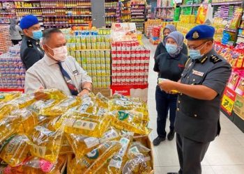 MOHD. Hairul Anuar Bohro (kiri) meninjau operasi bersepadu memeriksa bekalan minyak masak di sebuah pasar raya di Kempas, Johor Bahru, Johor.