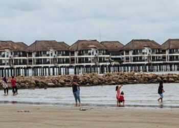 ORANG ramai meluangkan masa beriadah bersama ahli keluarga ketika tinjauan di Pantai Bagan Lalang, Sepang, Selangor. - FOTO/FAISOL MUSTAFA