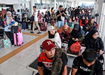 Suasana di Terminal 17 Shah Alam semakin sibuk apabila ramai yang pulang ke kampung halaman masing-masing untuk menyambut Hari Raya Aidilfitri nanti.