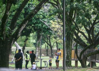 Penguat kuasa Majlis Bandaraya Shah Alam menegur orang awam membawa kanak-kanak bermain di Taman Tasik Shah Alam, Selangor 25 Mei 2021. UTUSAN/ZULFADHLI ZAKI