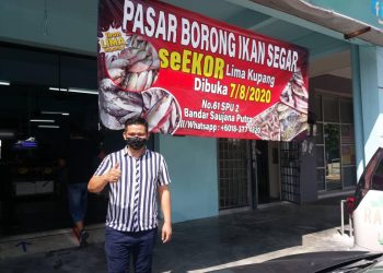 AZRI Ahmad di hadapan kedainya di  Bandar Saujana Putra, Jenjarom, Kuala Langat, Selangor. - UTUSAN/SITI ROHAIZAH ZAINAL