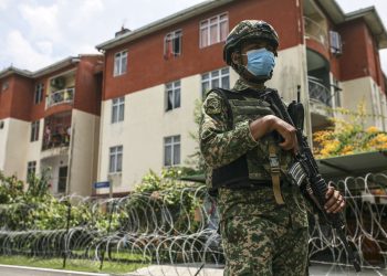 ANGGOTA tentera sedang berkawal di kawasan perumahan berikutan Perintah Kawalan Pergerakan Diperketatkan (PKPD) yang dilaksana bermula tengah malam tadi sehingga 10 November di Flat Sungai Emas, Kuala Langat di sini hari ini.-UTUSAN/ZULFADHLI ZAKI