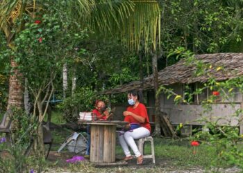 Penulis dan masyarakat boleh saling membantu industri buku tempatan dengan terus menulis, menerbit, membeli dan membacanya. – Gambar hiasan/ZULFADHLI ZAKI