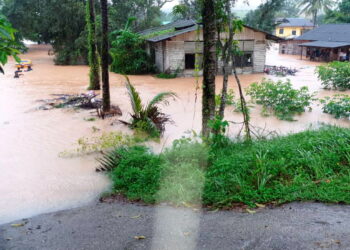 KEADAAN banjir di Kampung Sentosa Barat akibat aliran Sungai Serai yang melimpah sehingga mengakibatkan beberapa kawasan rendah terputus hubungan di Masai. -UTUSAN/KHAIRUL MOHD ALI