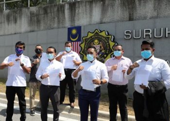 Exco Pemuda UMNO, Aizat Azam (tiga dari kanan) membuat laporan berhubung 101 projek bernilai RM6.1 bilion yang diluluskan secara rundingan terus oleh kerajaan Pakatan Harapan di Ibu pejabat Suruhanjaya Pencegahan Rasuah Malaysia, Putrajaya, baru-baru ini. – UTUSAN/FAISOL MUSTAFA