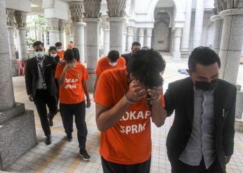 Enam individu dibawa ke Mahkamah Majistret Putrajaya hari ini bagi permohonan sambung reman  berhubung kes  penipuan sistem pesanan ringkas (SMS). - UTUSAN/FAISOL MUSTAFA