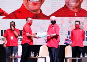 Ismail Sabri Yaakob (dua dari kanan) menyampaikan kit pilihan raya kepada Timbalan Ketua UMNO Bahagian Sri Gading, Datuk Mohd. Lassim Burhan pada program Bangkit 15 UMNO Johor di Hotel Trove.  – UTUSAN/BAAZLAN IBRAHIM