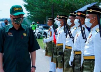 ISMAIL Sabri Yaakob memeriksa barisan kehormat ketika melakukan lawatan kerja ke Pusat Latihan Tempur Tentera Darat (Pulada), Ulum Tiram, Johor, kelmarin. – UTUSAN/MASTURAH SURADI