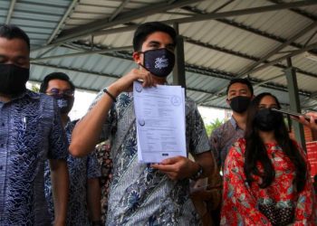 SYED Saddiq Syed Abdul Rahman (tengah) menunjukkan slip permohonan pendaftaran parti Ikatan Demokratik Malaysia (MUDA) di Jabatan Pendaftaran Pertubuhan (RoS) di sini, hari ini.-UTUSAN/FAISOL MUSTAFA