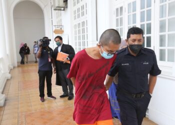 AZIZUL Yahya dibawa keluar dari Mahkamah Tinggi Ipoh, Perak hari ini selepas prosiding  kes amang seksual yang dihadapinya. - UTUSAN/ASLIZA MUSA