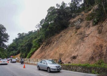 KERJA-KERJA penstabilan cerun giat dilakukan di lokasi runtuhan di jalan masuk ke Genting Highlands dari Genting Sempah ke Gohtong Raya. - FOTO/SHIDDIEQIIN ZON