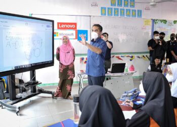 RADZI Jidin meluangkan masa bersama pelajar di kelas hibrid selepas melancarkan Majlis Transformasi Pendidikan : Pemerkasaan ICT di SMK Putrajaya Presint 18. - UTUSAN/ FAIZ ALIF AHMAD ZUBIR