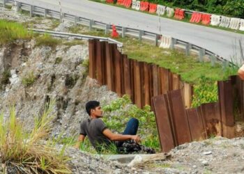 MUSTOFA Kamal menahan kesakitan putus kaki kiri selepas terlibat dalam kemalangan di Kilometer 55, Jalan Sungai Gawi-Aring berhampiran Bukit Kawah, Hulu Terengganu semalam.