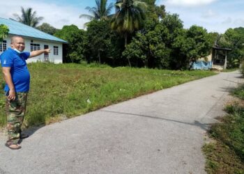 KHAIRUL Shamshu menunjukkan Jalan Kampung Banggol, Kuala Terengganu yang sering menjadi laluan babi hutan.