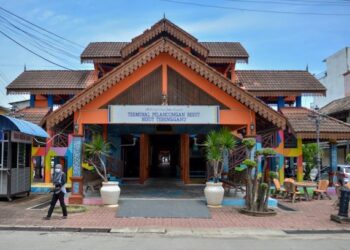 TERMINAL Pelancongan Besut di Besut, Terengganu yang lazimnya sesak dengan orang ramai ke Pulau Perhentian kini sunyi dengan kurang daripada 50 pengunjung dalam sehari berikutan larangan aktiviti merentas negeri. - UTUSAN/PUQTRA HAIRRY ROSLI