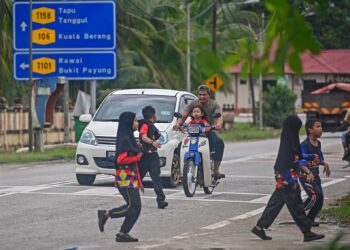 Antara pelajar sekolah dikesan tidak memakai topi keledar ketika menunggang motosikal semasa pulang dari sebuah sekolah di Kota Bharu semalam. – UTUSAN/KAMARUL BISMI KAMARUZAMAN