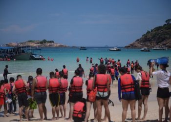 OPERASI pulau peranginan di Terengganu sehingga akhir Oktober  ini berikutan musim tengkujuh.