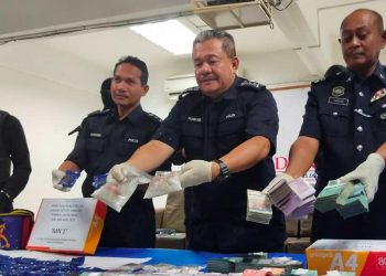 Ketua Polis Terengganu, Datuk Roslee Chik menunjukkan dadah dan wang tunai yang dirampas dalam serbuan di Taman Rayhat Makmur, Chukai.