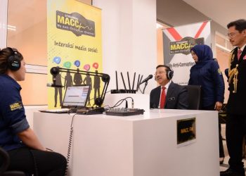 Ketua Setiusaha Negara, Tan Sri Mohd. Zuki Ali (dua dari kiri) ditemu bual radio MACC.FM di Kuala Terengganu, Terengganu baru-baru ini. Turut kelihatan Ketua Pesuruhjaya, Suruhanjaya Pencegahan Rasuah Malaysia (SPRM), Datuk Seri Azam Baki (kanan). – UTUSAN/PUQTRA HAIRRY