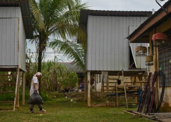 Dapatkan kerjasama dari suami puan supaya memberikan dorongan kepada ibunya agar mengurangkan tabiat agar kekal lebih sihat dan tenang.  GAMBAR HIASAN