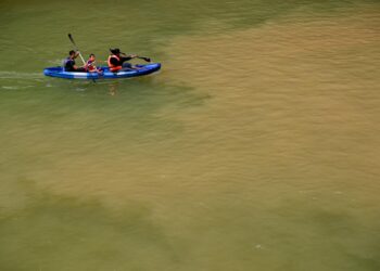 Keadaan warna air sungai yang keruh dan berkeladak sewaktu tinjauan di Air Terjun Sungai Lasir di Tasik Kenyir, Hulu Terengganu  pada 12 September lalu. -UTUSAN/PUQTRA HAIRRY