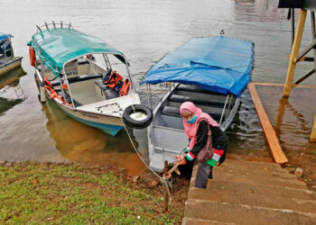 TENGKU Embat Tengku Ngah antara dua pemandu bot laju wanita 
di Tasik Kenyir di Hulu Terengganu.