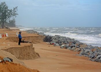 HAKISAN pantai akibat fenomena air pasang besar  di Kampung Pengkalan Kolam, Mengabang, Telipot,
 Kuala Nerus, semalam. – UTUSAN/PUQTRA HAIRRY ROSLI