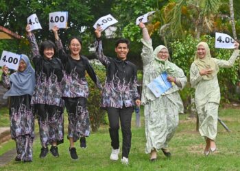 Sebahagian pelajar cemerlang Sijil Tinggi Persekolahan Malaysia (STPM) 2021  berkongsi kegembiraan  mendapat keputusan PNGK 4.0 pada majlis Keputusan STPM Terengganu 2021 di Sekolah Menengah Sultan Ismail di Kemaman semalam. -UTUSAN/PUQTRA HAIRRY