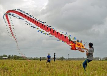 WAU naga sepanjang 70 meter diterbangkan kumpulan belia di Kuala Terengganu. – UTUSAN/PUQTRA HAIRRY ROSLI